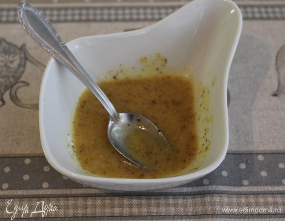 Для заправки смешайте мед, горчицу и майонез.