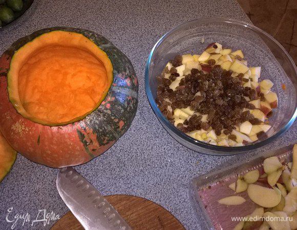 Берём небольшую тыкву, срезаем конусом верхушечку (она будет служить нам крышечкой), вычищаем тыкву от семечек. Срезаем немножко мякоти и измельчаем её, кладём в миску для смешивания. Добавляем к мякоти порезанные кубиком яблоки, изюм (замачиваю в горячей воде, чтобы стал мягким), рис (промываю, а потом на 5 минут заливаю кипятком, чтобы был в каше не клейким), мёд (я использую разнотравье, можно растопить на водяной бане, чтобы смешивать удобнее).