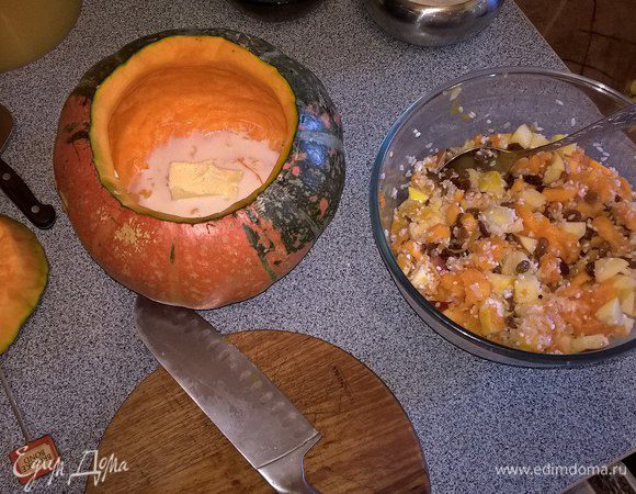 Перемешиваем в миске нашу начинку, если любите, то можно положить чуточку сахара, но каша и без него будет сладенькой за счёт мёда.
На дно тыквы кладём небольшой кусочек слив. масла и наливаем немного молочка, затем сверху выкладываем нашу начинку. Поверх неё снова кладём небольшой кусочек слив.масла и выливаем полстакана молока.