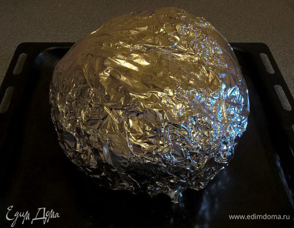 Накрываем крышечкой (верхушкой от тыквы).
Заворачиваем нашу тыковку в фольгу, очень хорошо, кладём на противень и ставим в духовку на 2 часа (смотря какая тыковка по размеру) при 240 градусах запекаем.