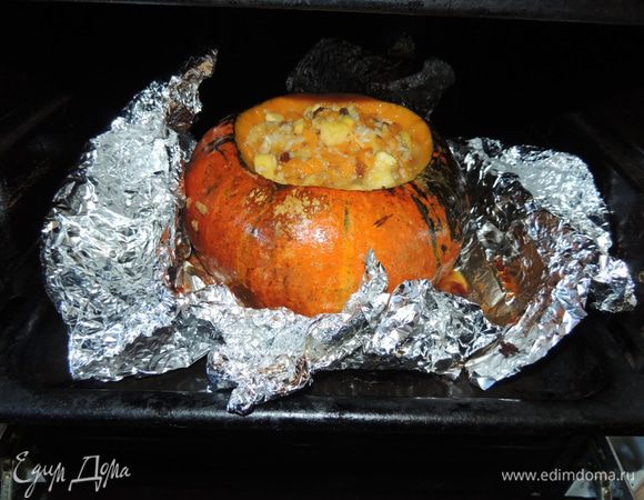 Я каждые 20 минут достаю, перемешиваю кашу в тыковке и снова в духовку, до тех пор, пока рис не будет готовым. За 15 минут до полной готовности, я разворачиваю тыковку от фольги и открываю крышечку, чтобы всё подрумянилось красиво.