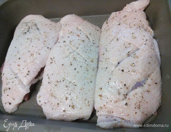 Утиные грудки помойте, острым ножом сделайте крестообразные надрезы на шкурке, посолите и поперчите.