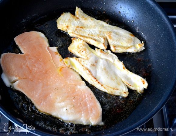 Духовку включить разогреваться на 200 градусов. 
Небольшие куриные отбивные слегка надрезать в трех-четырех местах по краю, чтобы при обжаривании они не закрутились. В сковороде разогреть масло и обжарить отбивные по 2 минуты с каждой стороны. Слегка посолить.