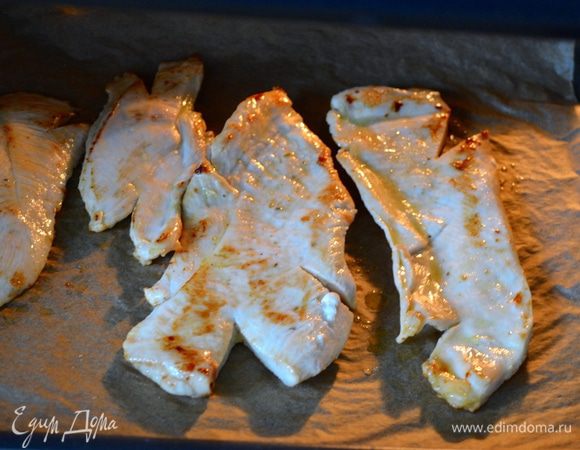 Выложить их на небольшой противень, застеленный пекарской бумагой и поставьте в духовку на 5 минут. 