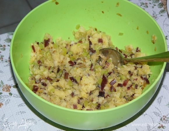 Бекон, сыр, 1-2 перца и петрушку мелко режем. 2 средних картофеля отвариваем и разминаем. Добавляем к картошке выше перечисленные ингредиенты, натертый сыр, соль, перец и хорошо перемешиваем. 

Я сыр добавить забыла, но зато добавила жареный лук. Было ну очень вкусно. 