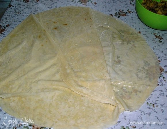 Первый лист теста раскладываем на рабочей поверхности. Растопленное сливочное и растительное масла смешиваем и наносим на тесто с помощью кисточки. Сверху укладываем второй слой теста. 
