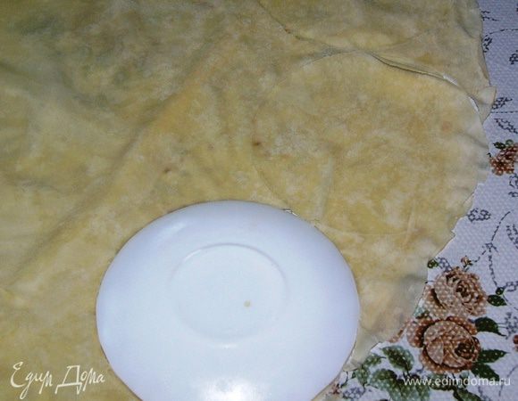 С помощью кофейной тарелки и ножа вырезаем из теста кружки. 