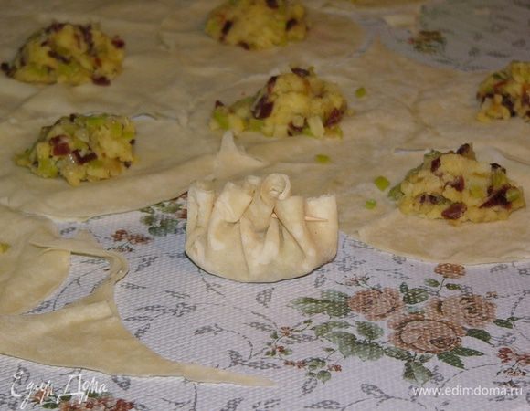 Раскладываем на центр кружков начинку. Вооружаемся зубочисткой и "прошиваем" каждый пирожок по краю. Из указанного количества получается 15-18 пирожков.
