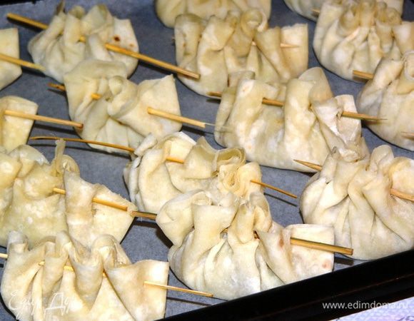 Противень застилаем пекарской бумагой. Выкладываем пирожки на противень. 