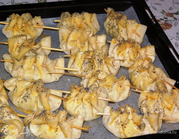 Смазываем желтком. Посыпаем маком. 