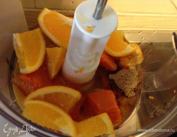 Дальше все просто и быстро: складываем в чашу блендера яйца, сахар, масло, тыкву, апельсин, специи и пробиваем с минуту.