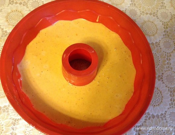 Выливаем в форму и выпекаем при 180С 50-60 минут. Достаем, даем остыть в форме достаем.