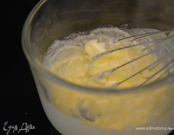 Взбить сахар с размягченным маслом до пышности.