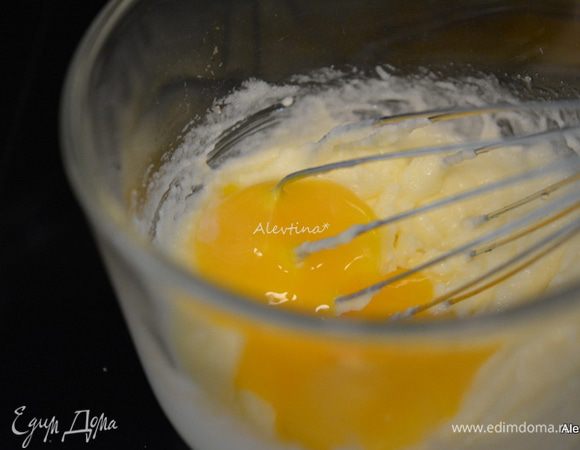 Добавить яичные желтки и ваниль. В другой емкости смешать муку, соль и мускатный орех молотый.