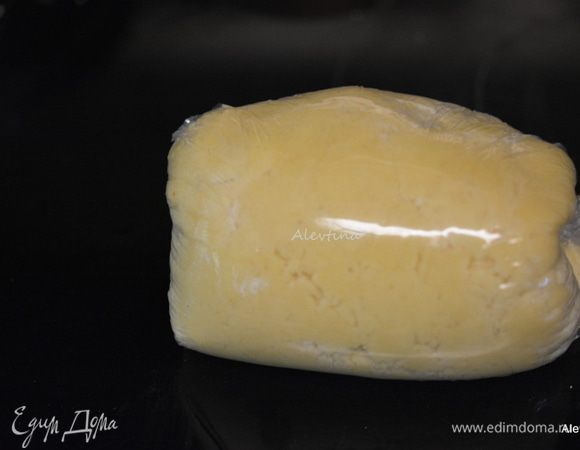 Муку всыпать в маслянную смесь и перемешать. Тесто переложить на пленку , завернуть и на час в холодильник.
Белки слегка взбить в пену.