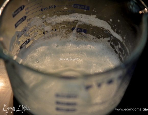 Белки слегка взбить в пену. В тарелку выложить поломанные в крошку орехи грецкие или пекан.