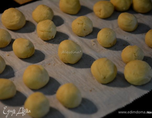 Разогреть духовку до 180 гр. Отщипывать по столовой ложке теста  и скатываем в шарик. 