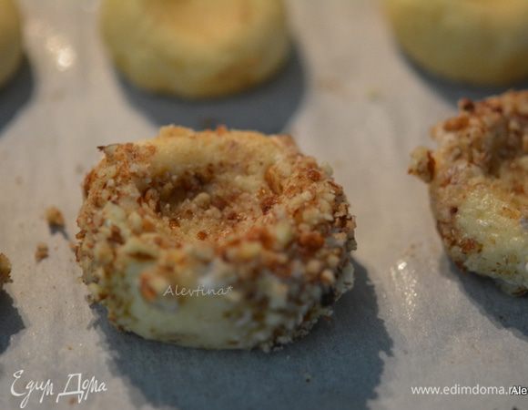 Каждый шарик надавить большим пальцем образуя лунку. Поставить в горячую духовку на 10-12 минут. Дать затем остыть на решетке.