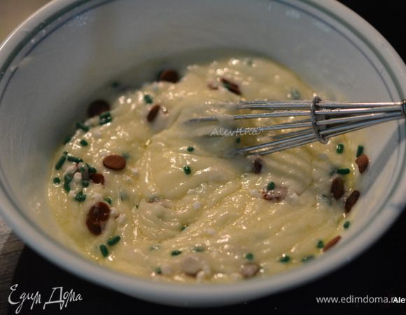 Смешать сливочное масло комнатной температуры и все для начинки в емкости.