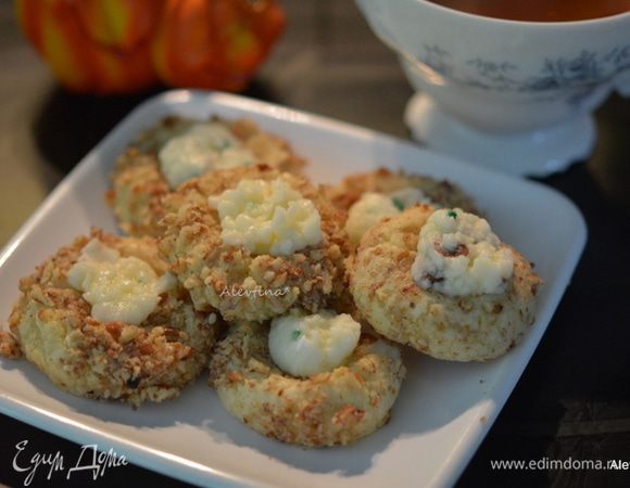 В каждое печенье выложить по 1/2 1 ч. л. начинки. Подаем к столу. Приятного чаепития.