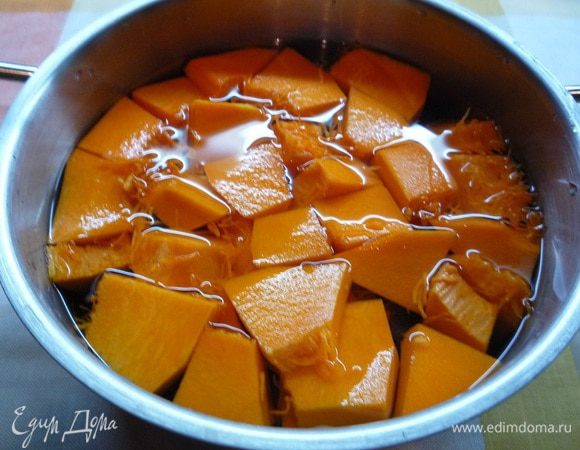 Тыкву очищаем, нарезаем не большими кусочками, отвариваем 10-15 минут, сливаем воду и выкладываем тыкву на дуршлаг, чтобы стекла оставшаяся вода.