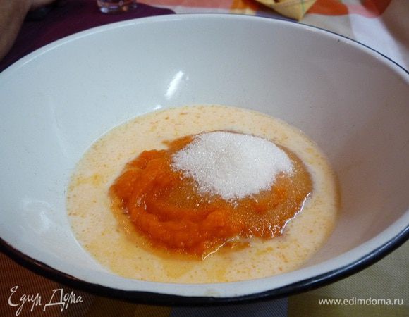 В охлажденное тыквенное пюре добавляем молоко и сахар. Оставляем на 5 минут, чтобы сахар растворился.