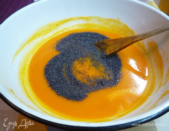 Затем добавляем в тыквенное пюре мак, цедру лимона и молотые пряности (у меня смесь гвоздики, кардамона, ореха мускатного, корицы).