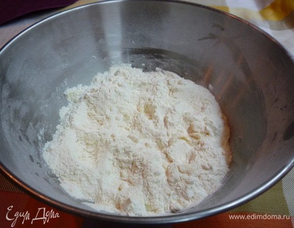 Муку просеиваем, смешиваем с 1 чайной ложкой разрыхлителем, добавляем щепотку соли. Холодное сливочное масло натираем на крупной терке и перемешиваем с мукой до состояния мучной крошки.