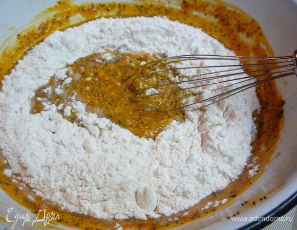 В тыквенное пюре добавляем яйцо, слегка взбиваем венчиком и всыпаем мучную крошку, перемешиваем.