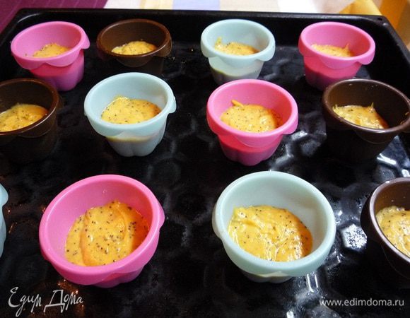 Выпекаем кексы в разогретой до 180°С духовке 20 минут до румяной корочки.