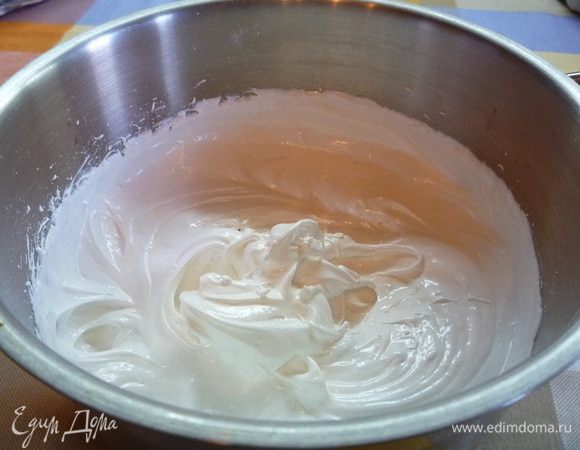 Для крема: миксером слегка взбиваем белки, добавляем сахарную пудру и 1 чайную ложку разрыхлителя. Ставим чашку на водяную баню и взбиваем миксером 10-15 минут.