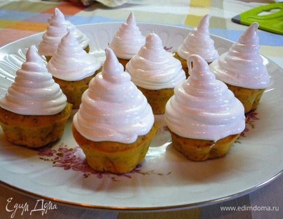 Крем выкладываем в кондитерский мешок и украшаем кексы.
Поставим кексы в холодильник на 10- 15 минут, чтобы крем застыл.