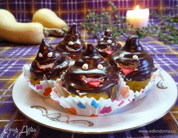 Или можно одеть на них "шубку" из шоколадной глазури.
Шоколадную глазурь я готовила следующим образом: в 100 граммов темного шоколада добавила 20 миллилитров сливок и растопила на водяной бане, затем кисточкой аккуратно нанесла поверх крема.