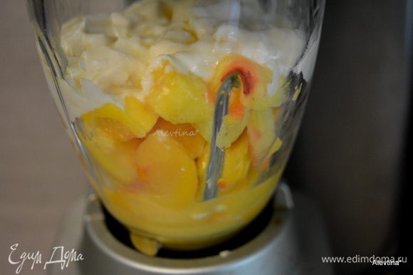 Выложить ананас и манго, можно свежие в блендер, залить соком и йогуртом.