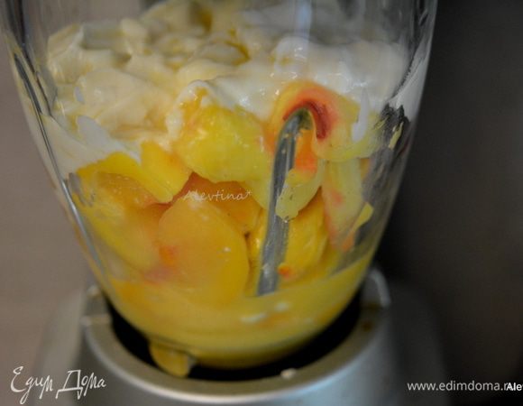 Выложить ананас и манго, можно свежие в блендер, залить соком и йогуртом.