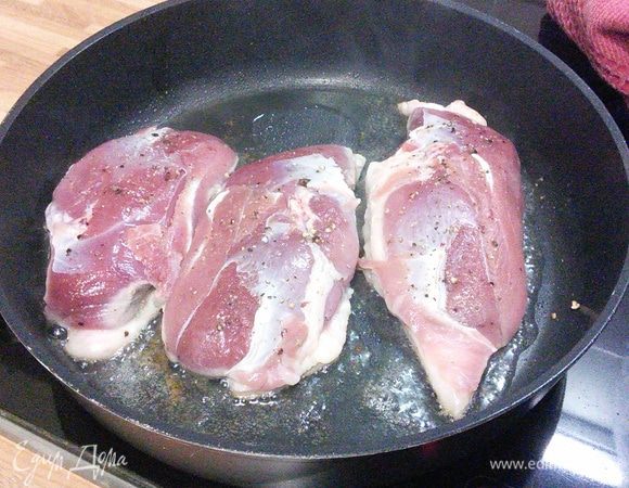 В сухой разогретой сковороде обжарьте утиные грудки, сначала со стороны кожи 5 мин.