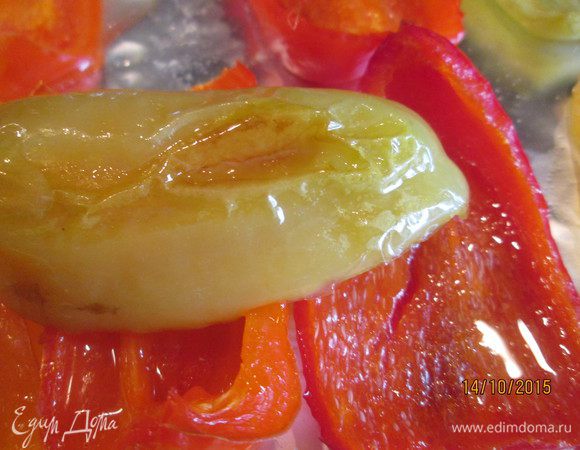 Запекаем 20-30 минут в зависимости от мясистости перцев и способностей духовки, до легкого подрумянивания снизу.