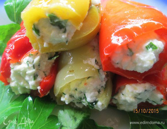 По  мере необходимости, достаем перцы и начиняем каждую четвертинку начинкой из творога с рубленной зеленью.
Скручиваем  начиненные перцы рулетиком и убираем в холодильник. Рулетики уже через несколько минут хорошо держат форму, можно обойтись и без шпажек.