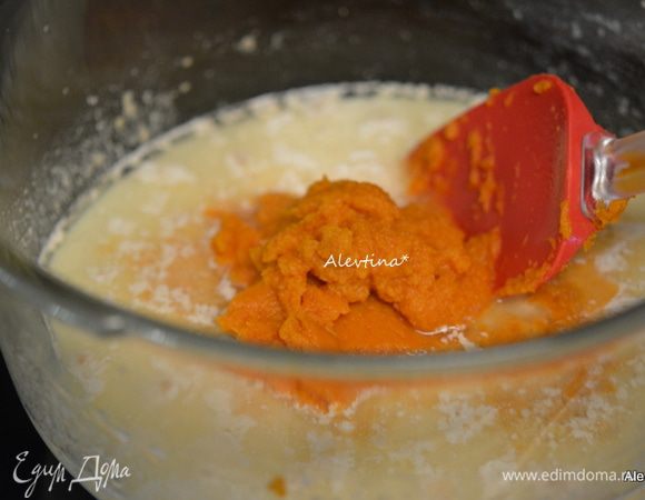 В небольшую кастрюлю выложить растительное масло, молоко, сахар. Поставить на огонь, но не доводить до кипения. Помешивать, сахар разойтись должен. Снять с огня (я переливаю содержимое в другую емкость). Добавим  сухие активные дрожжи, но чтобы содержимое было теплым, не горячим. Дать постоять 5 минут. Затем добавим тыквенное пюре. Перемешать.