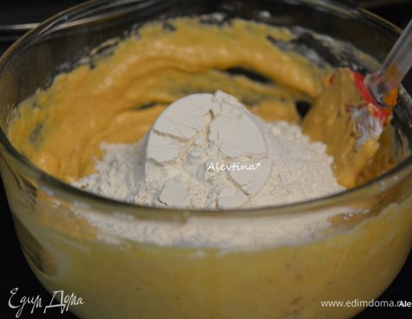 Смешать отдельно 4 стакана муки, мускатный орех и корицу, имбирь порошком.
Переложить муку в емкость с дрожжами. Перемешать. 