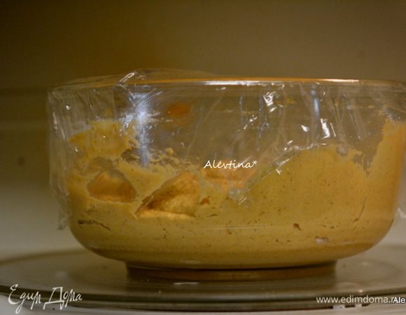 Закрыть полотенцем или пищевой пленкой и поставить на 1 час место без сквозняка. Тесто увеличиться в 2 раза.