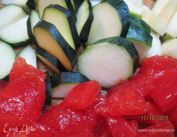 Нарезаем цукини кружочками, помидоры очищаем от кожуры и нарезаем  кубиками.