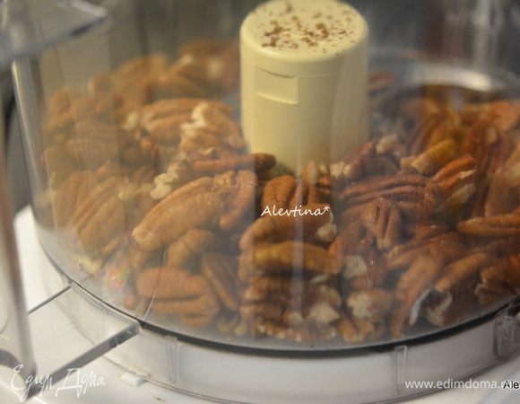 Орехи пекан или грецкий порубить в крошку ножом или в кухонном процессоре.