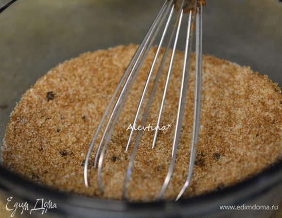 Смешать все для начинки в небольшой емкости.