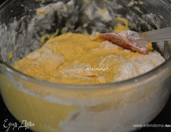 После 1 часа в тесто добавить муку 1/2 стакана, разрыхлитель и сода пищевая, соль. Перемешать.