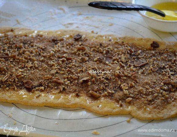 Затем выложить 1/2 часть приготовленного сахара для начинки. Орехи также 1/2 часть.