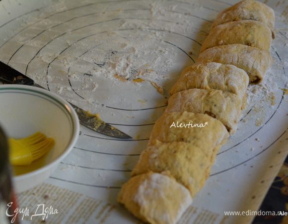 Разрезать на равные части. Повторить также со вторым куском теста.