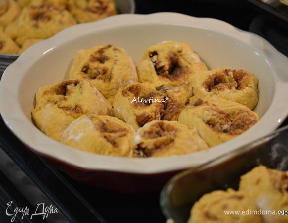 Выложить кусочки в приготовленные смазанные формы. Дать постоять 20 минут. Поставить в разогретую духовку на 15-18 минут.