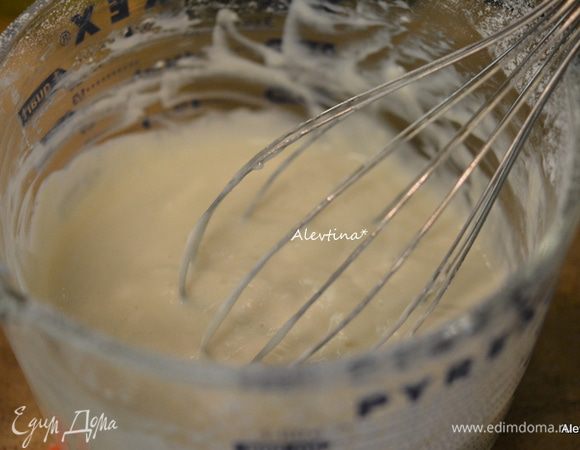 Приготовим глазурь: сливочный сыр комнатной температуры, сахар на свой вкус можно убавить. Молоко прибавить, если желаете глазурь жидкую или убавить, если любите глазурь погуще.