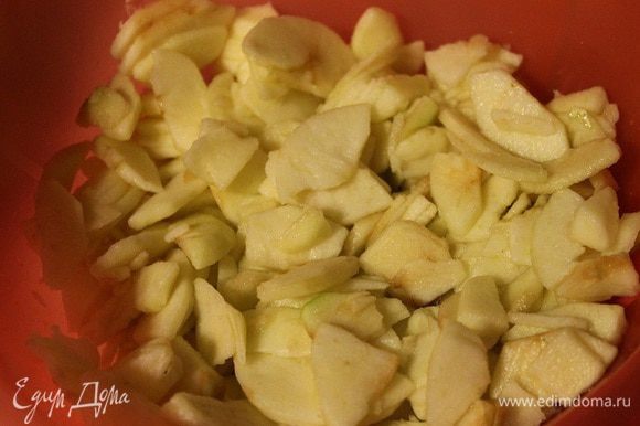 Яблоки очистить от кожуры, удалить сердцевину и нарезать ломтиками. Соком половины лимона сбрызнуть яблоки, чтобы они не потемнели.